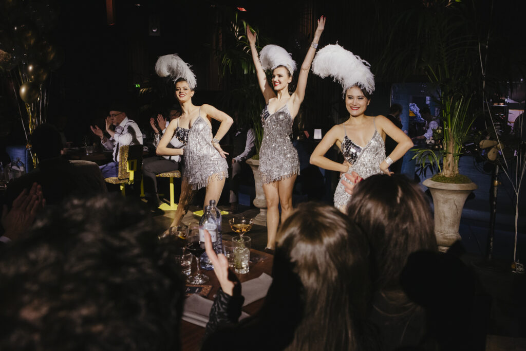 20er-Jahre-Tänzerinnen begeistern mit Tempo, Präzision & strahlender Bühnenpräsenz.