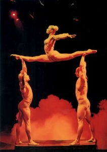 Goldene Partnerakrobatik – Great Gatsby Show im Stil der 20er Jahre