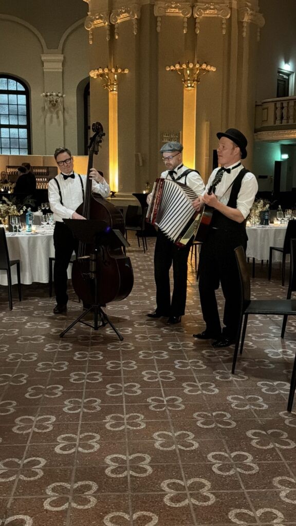 Mobile 20er Jahre Jazzband begrüßt Gäste beim Empfang im Französischen Dom Berlin